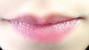 ニベアリップ リッチ ケア＆カラー 大人のボルドーを唇に塗った写真