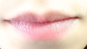 ニベアリップ リッチ ケア＆カラー グロッシーベージュを唇に塗った写真