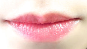 ニベアリップ リッチ ケア＆カラー シアーレッドを唇に塗った写真