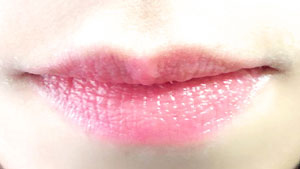 ニベアリップ リッチ ケア＆カラー スモーキーローズを唇に塗った写真