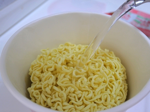 韓国ラーメンにお湯を注ぐところ