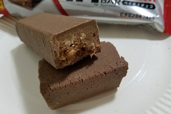 in BAR PROTEIN ベイクドチョコ中身割